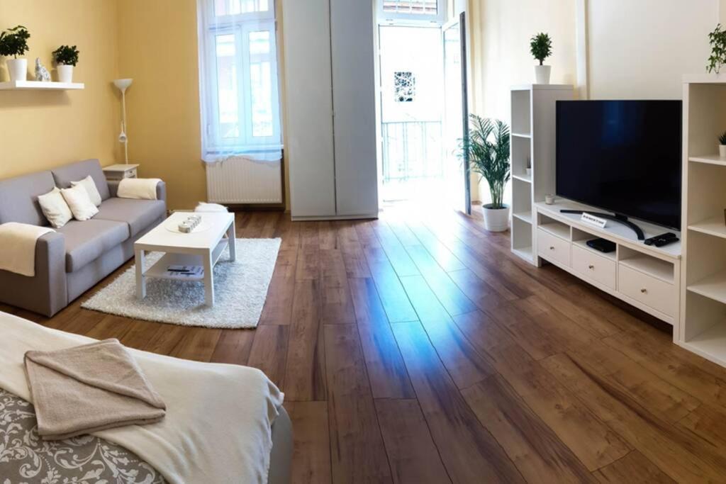 Corvin City Center Kisfaludy Apartman Apartamento Budapeste Exterior foto